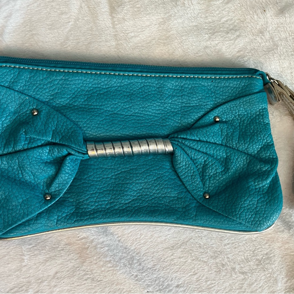 Small 2000s handbag that is great for a night out!
